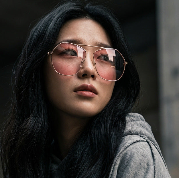 Dame geometrisk solbrille med luksuriøs metallramme Skanto