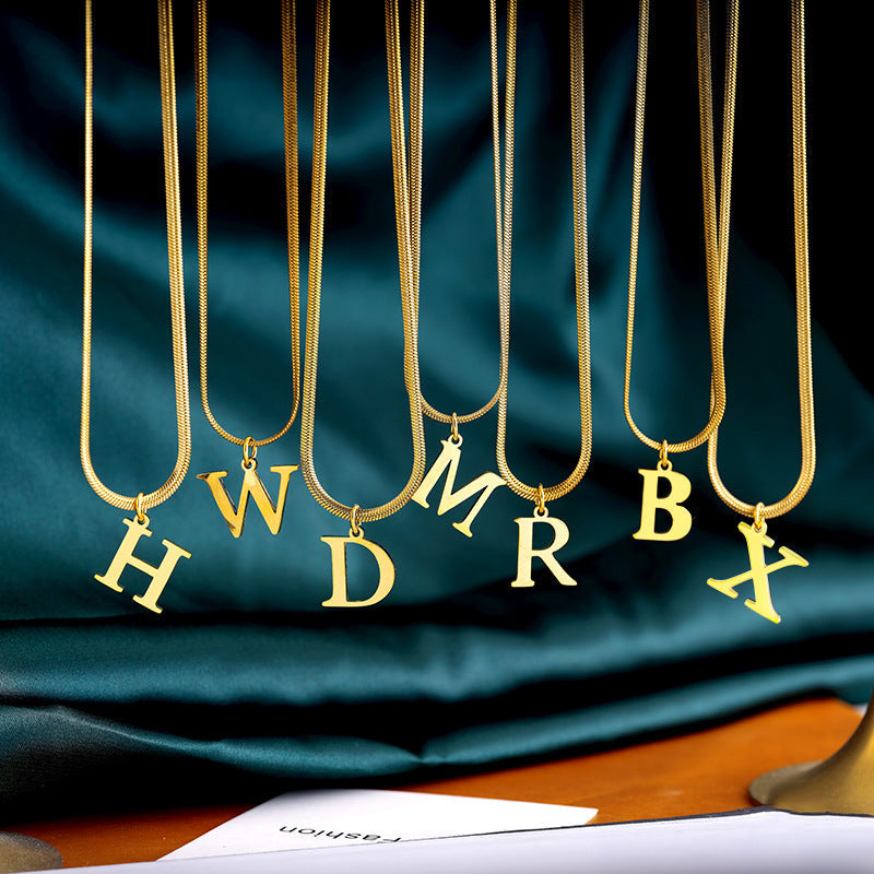 Skanto | Minimal Serif Bokstav Initial Herringbone Halskjede