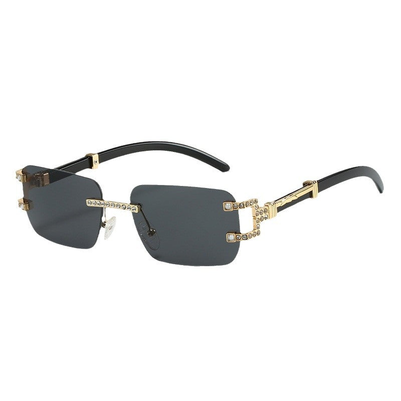 Dame designer solbrille med unik smykkedetalj Skanto