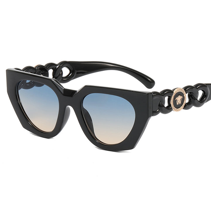 Dame moteriktig solbrille med ekstravagant design og luksuriøse detaljer Skanto