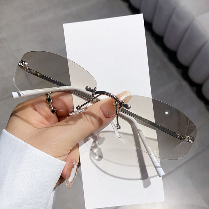 Dame trendy solbrille med elegant, smal ramme Skanto