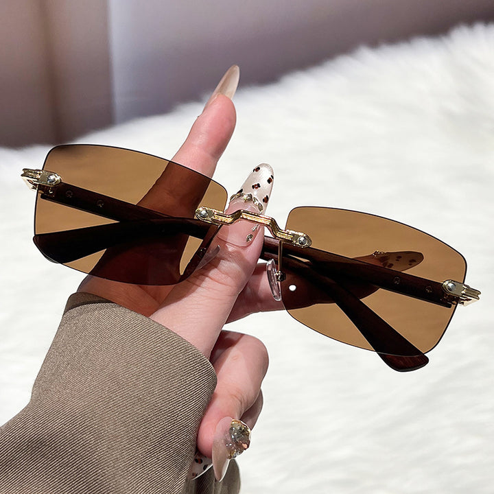 Dame ekstravagant moteriktig solbrille med innovativ ramme Skanto