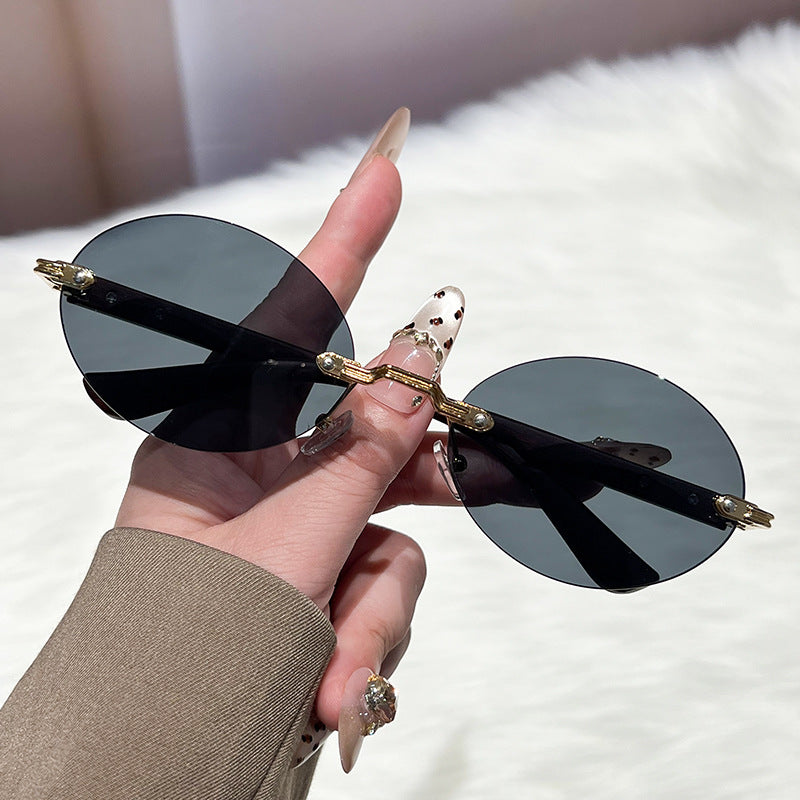 Dame moteriktig og elegant solbrille med ovalt design Skanto