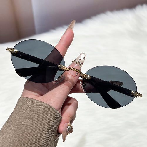 Dame moteriktig og elegant solbrille med ovalt design Skanto
