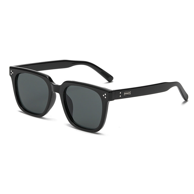 Dame solbrille i moderne kvadratdesign med polariserte linser Skanto