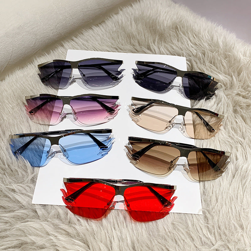 Dame futuristisk solbrille med markant design Skanto