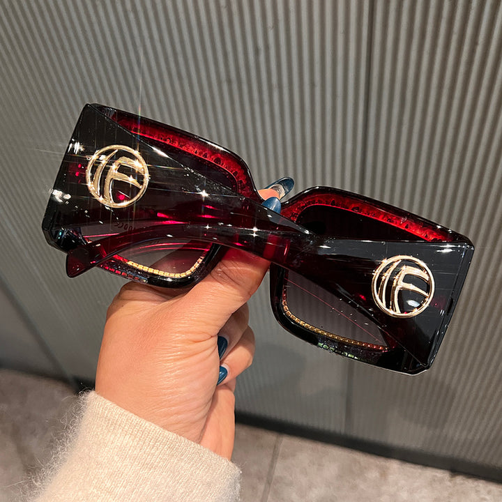 Dame solbrille med strassdekorert ramme Skanto