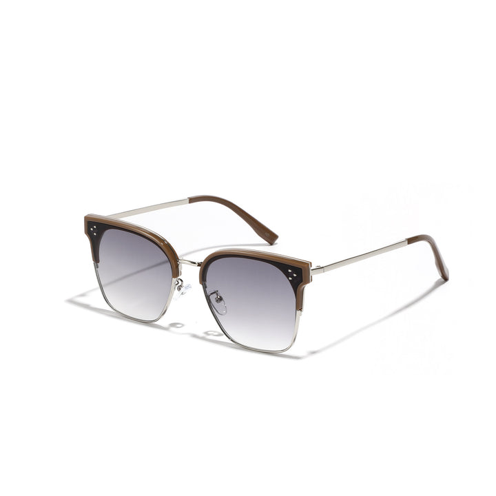 Dame moteriktig solbrille med markant design og kontrastfylt ramme Skanto