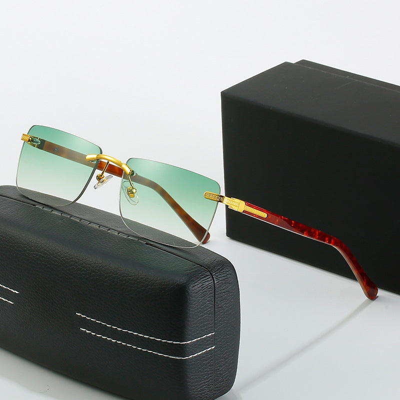 Dame moteriktig solbrille med stilren, firkantet ramme og elegante metallkanter Skanto