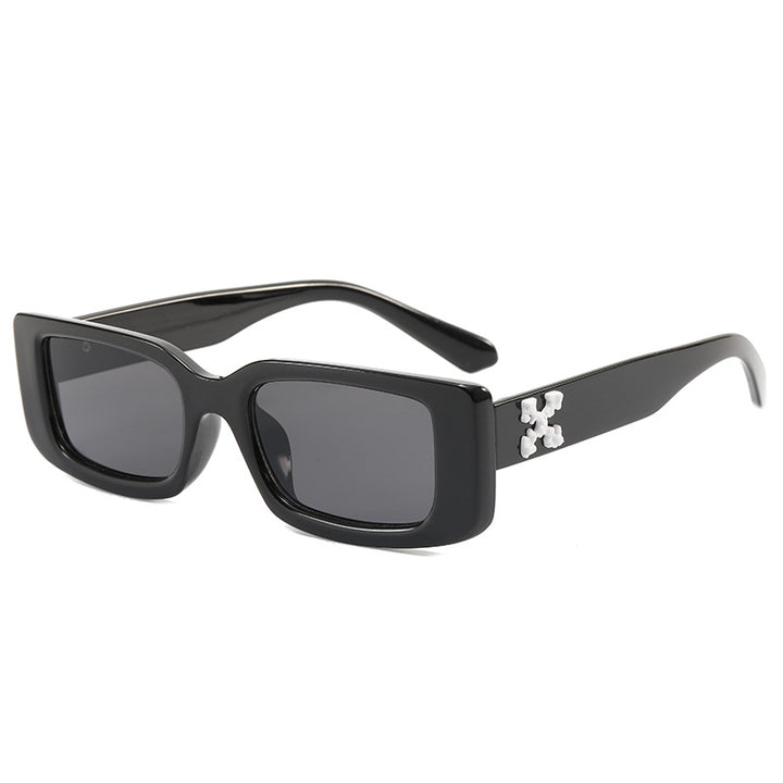 Dame Motek Solbrille med markant design Skanto