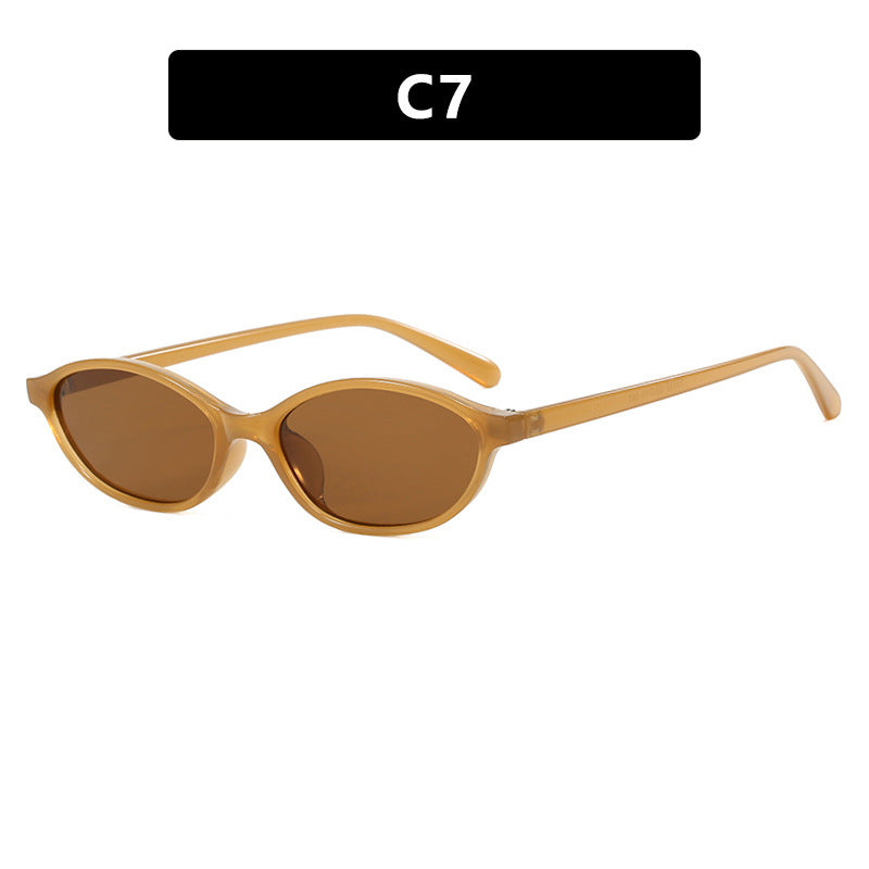 Dame moteriktig solbrille med elegant oval ramme og UV-beskyttelse Skanto
