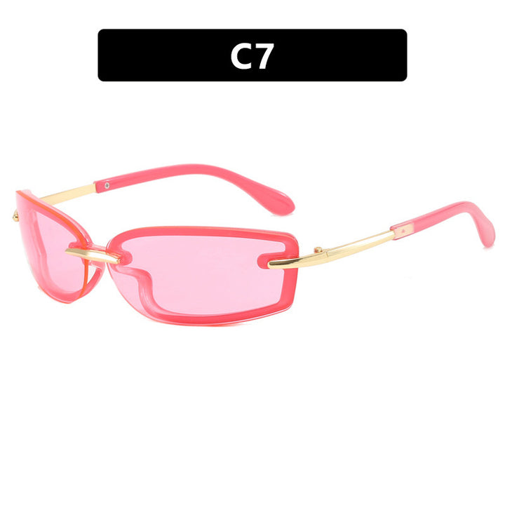 Dame moteriktig solbrille i futuristisk design og gjennomsiktig ramme Skanto