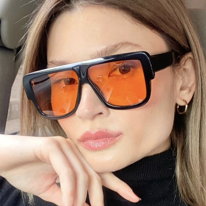 Dame firkantet solbrille med markant ram Skanto