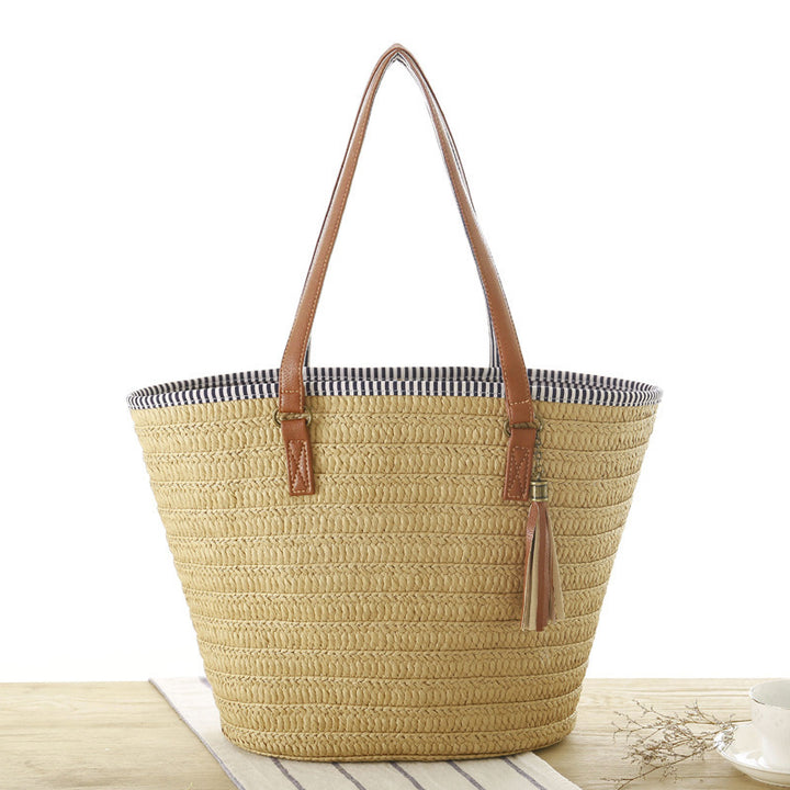 Beach bag made of hand-woven natural material with elegant leather detail Skanto