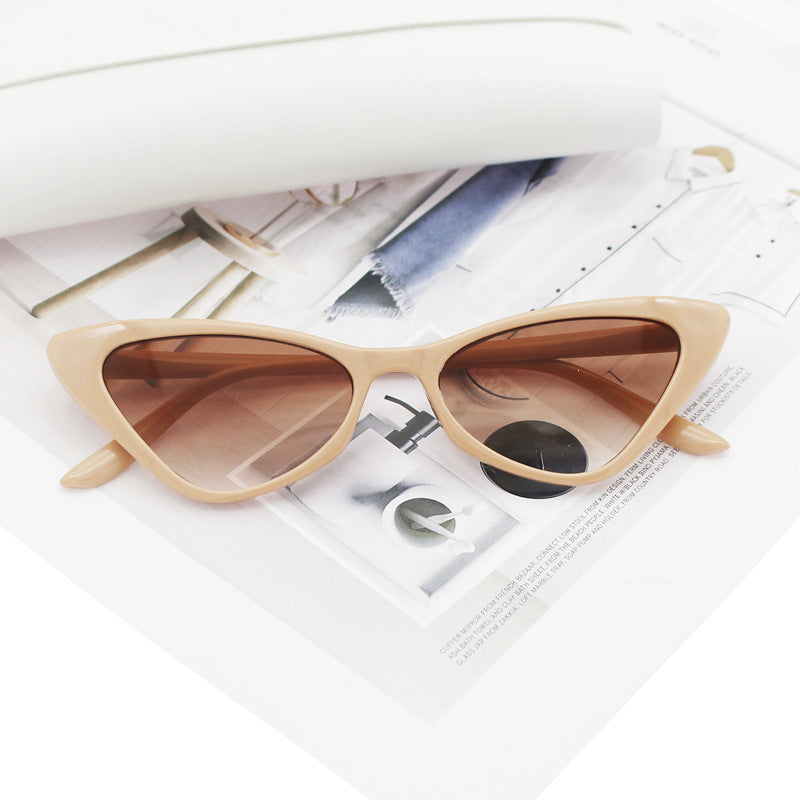 Dame Cat-Eye solbriller med nøye designet ramme Skanto