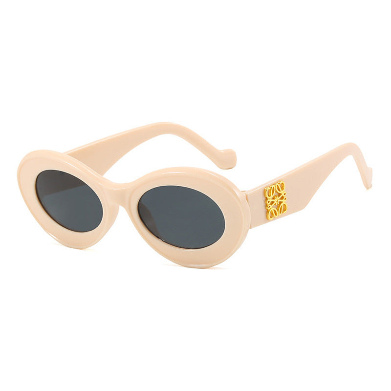 Dame fashionable solbriller med oval ramme og gullakenter Skanto