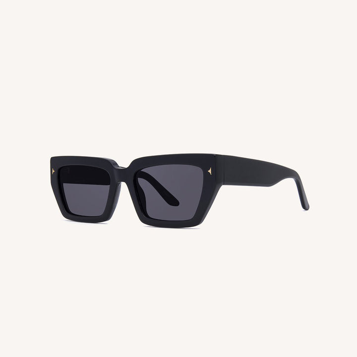 Damer fashionable solbriller i trendy, elegant design Skanto