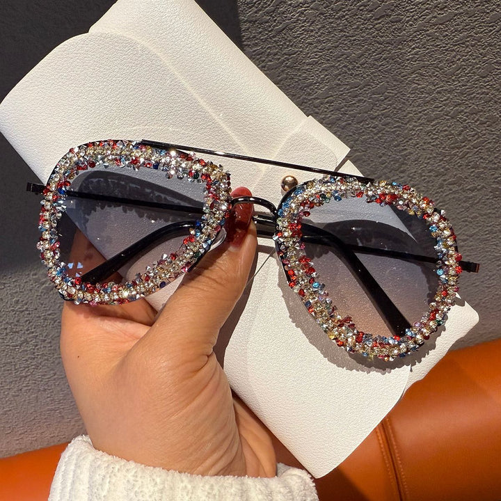 Dame solbrille med ekstravagant strassramme Skanto