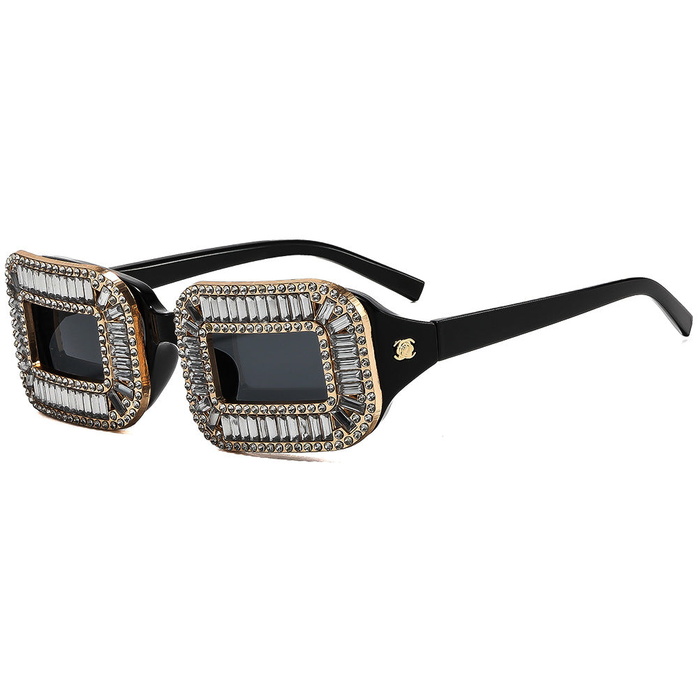 Dame Designer-solbrille med ekstravagante nagledekorasjoner Skanto