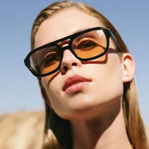 Dame moteriktig kvadratisk solbrille laget av transparent plast Skanto