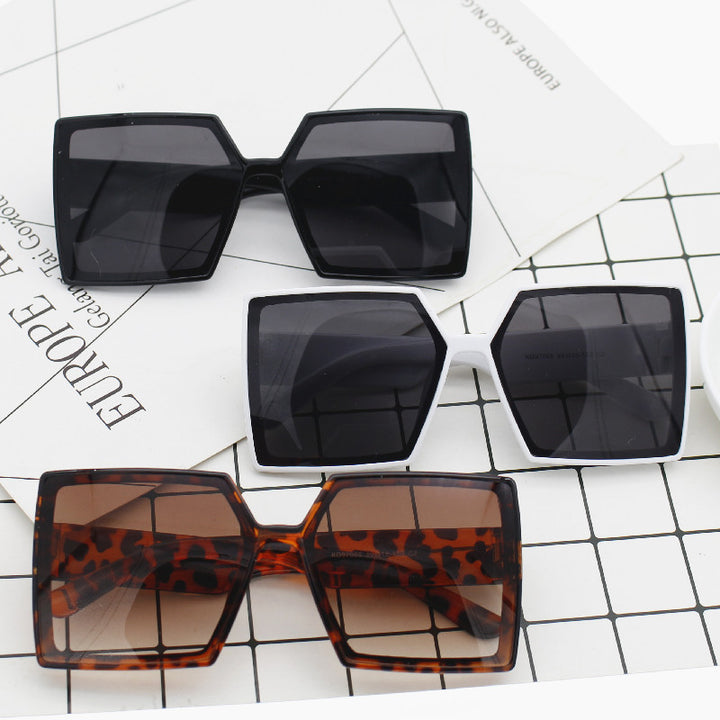 Dame Mote Oversized Solbriller med kantet design Skanto