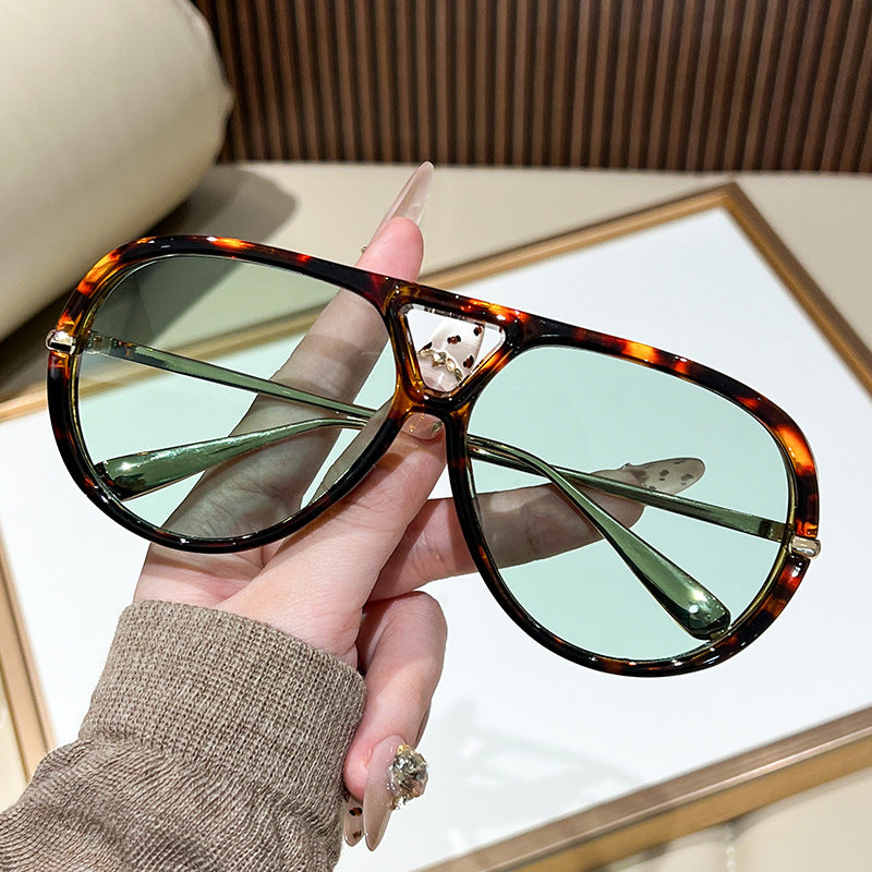 Dame solbrille i ekstravagant design med markante glass Skanto