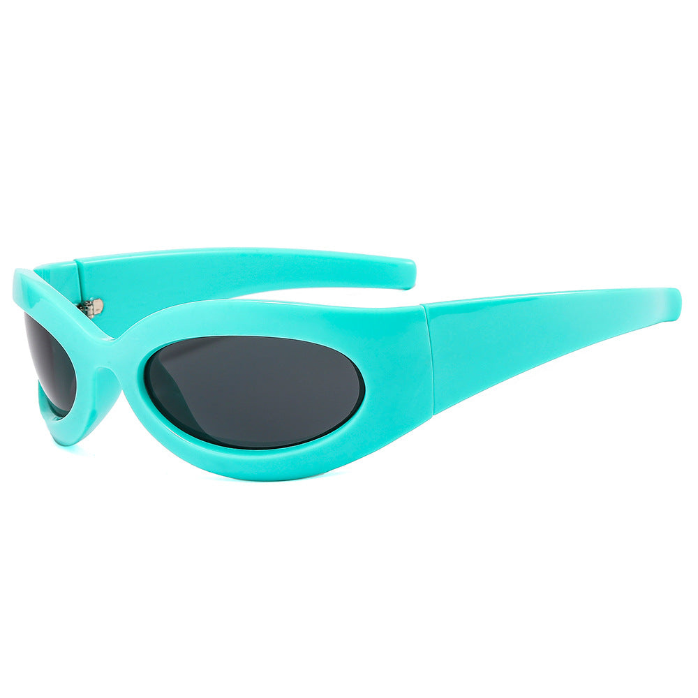 Dame moteriktig solbrille med oval ramme og moderne finish Skanto