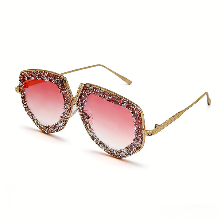 Dame moteriktig solbrille med glitrende ramme og elegant form Skanto