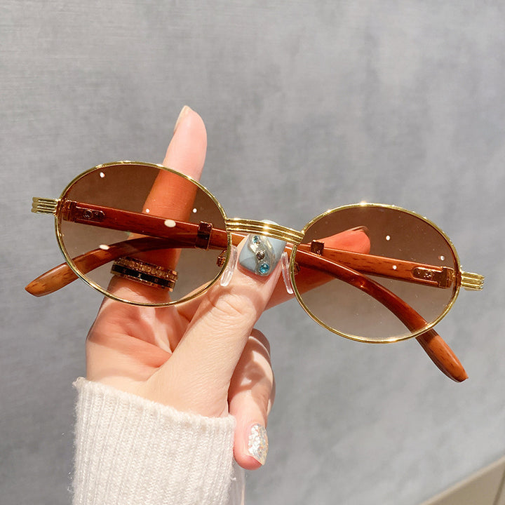 Dame moteriktig solbrille med elegant glans og komfortable stenger Skanto