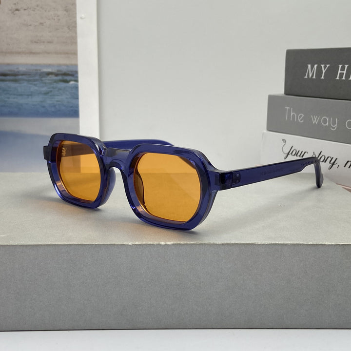Dame moteriktig solbrille i moderne design med bred ramme Skanto