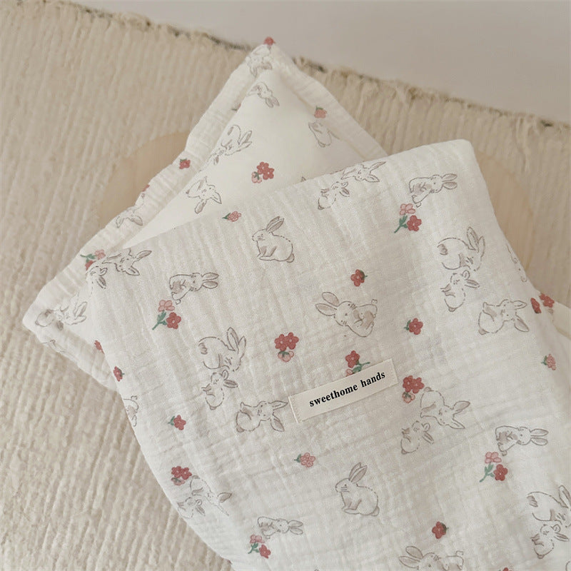 Unisex Musselinteppe med delikat blomsterdesign og elegante volanger Skanto
