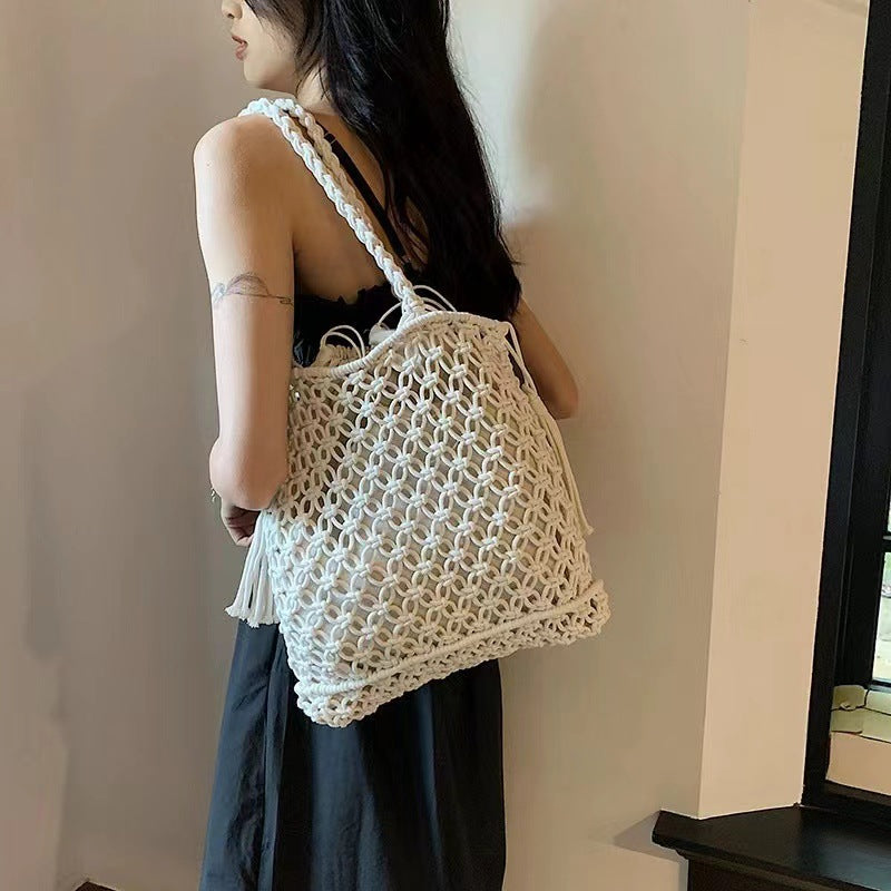 Hand-knotted beach bag with playful design Skanto