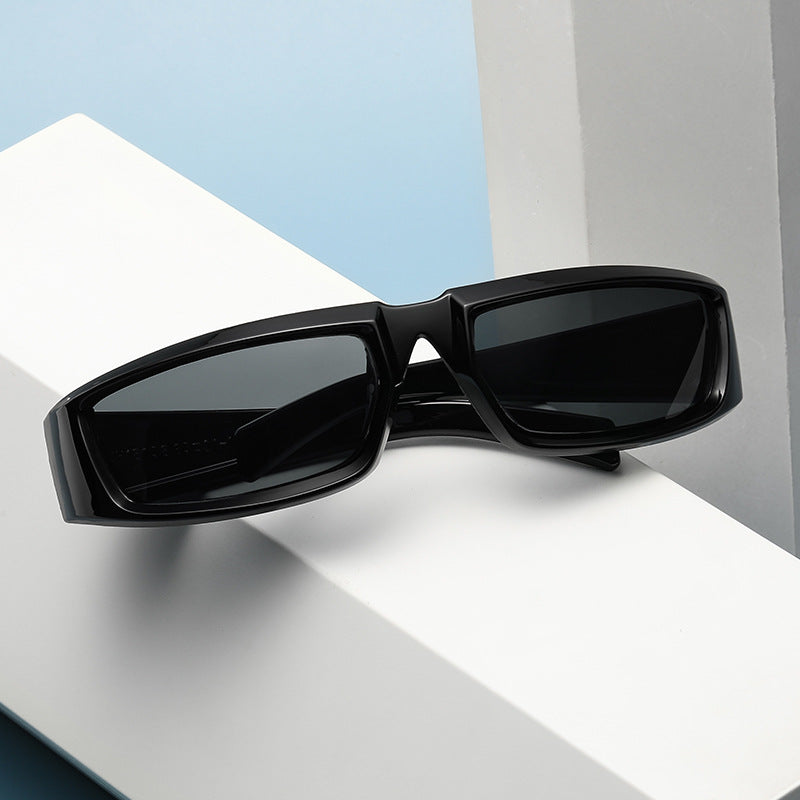 Damer sporty solbrille med robust og ergonomisk design Skanto