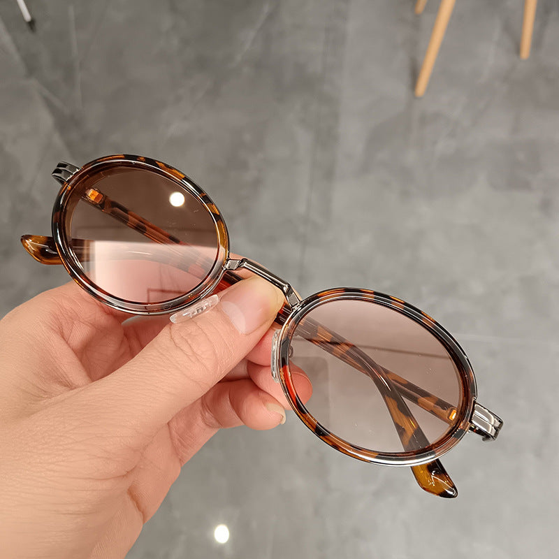 Women's round sunglasses with light lenses and golden details Skanto