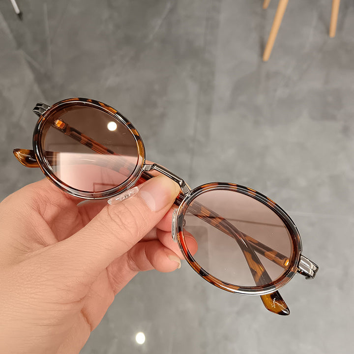 Women's round sunglasses with light lenses and golden details Skanto