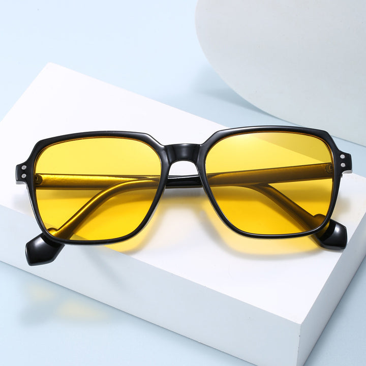 Dame moteriktig solbrille med kraftige, rektangulære linser Skanto