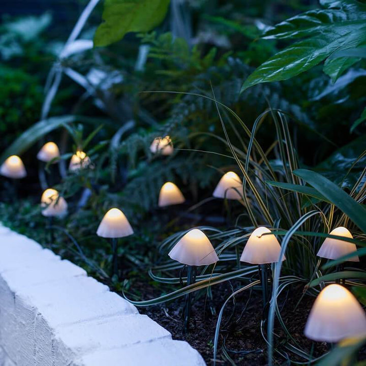 Moderne, kreative LED-lyslenker i soppform laget av plast til terrassen