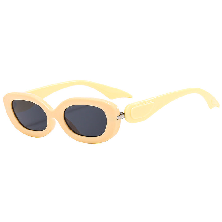 Dame moteriktig solbrille med stilfull buet ramme Skanto