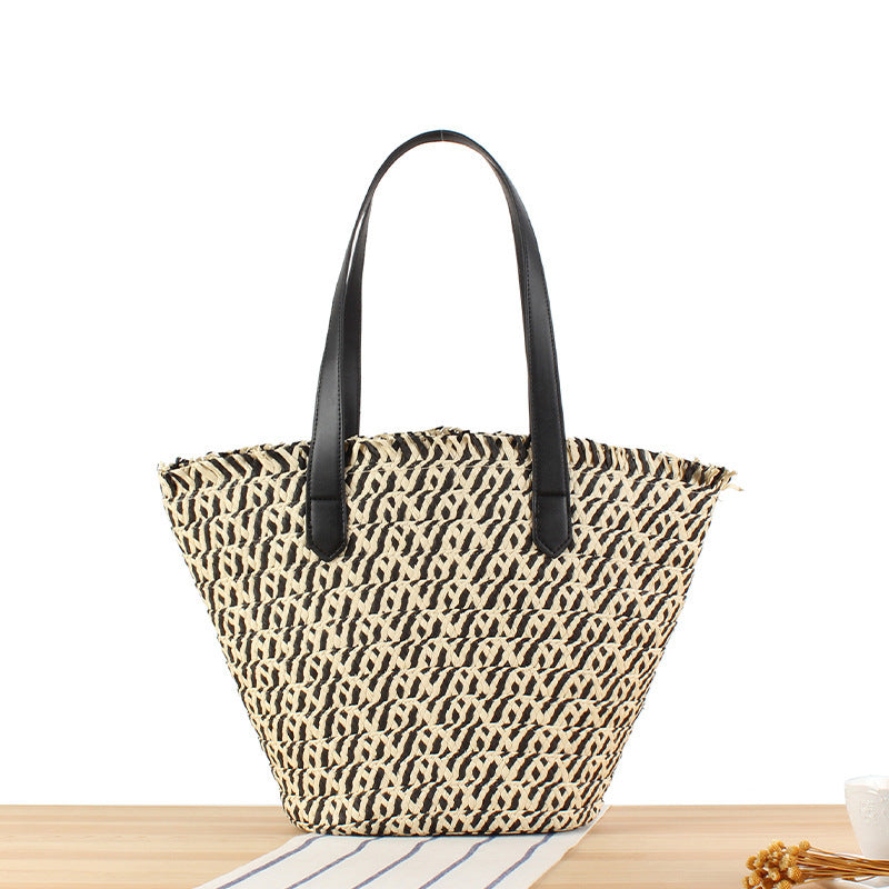 Stylish leisure handbag made of braided natural material Skanto