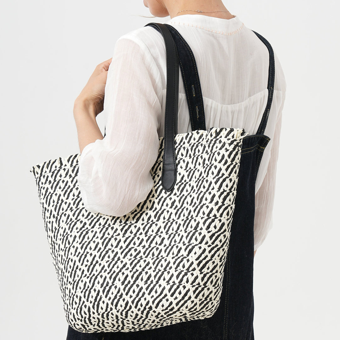 Designer Trillebag i flettet materiale med moderne detaljer Skanto
