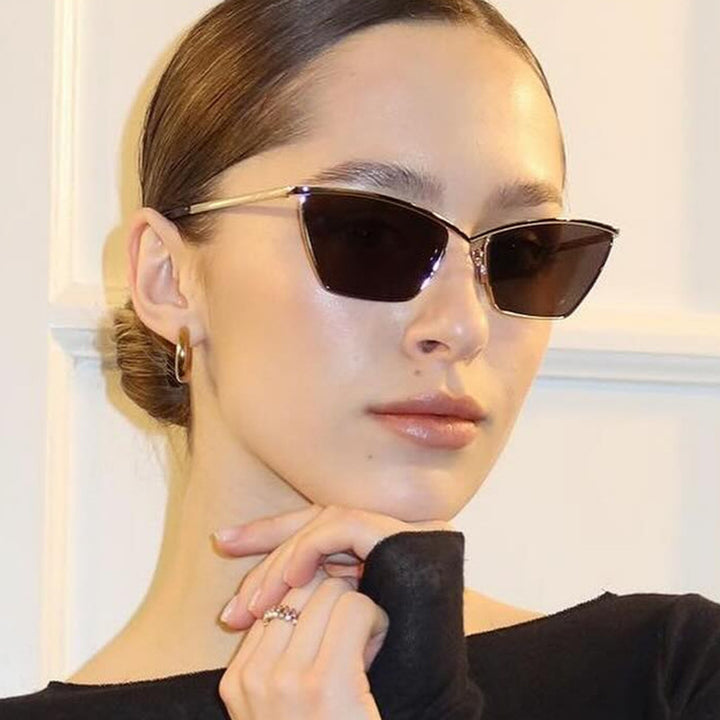 Dame solbrille i avantgardistisk katteøye-design Skanto