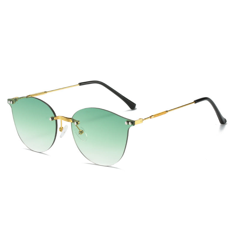 Dame moteriktig solbrille med innovativ metallramme og fleksibel nesestøtte Skanto