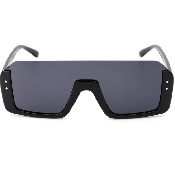 Damer Sporty Shield-solbriller med moderne design Skanto