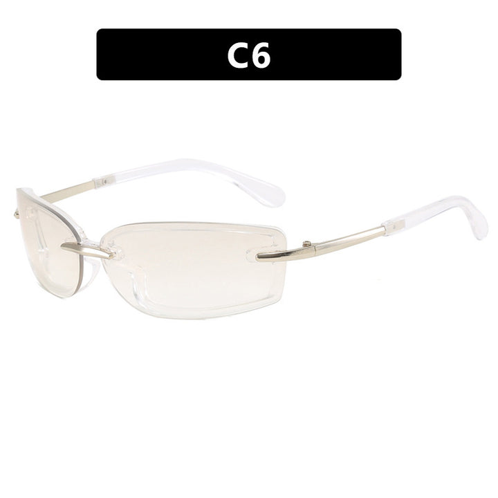 Dame moteriktig solbrille i futuristisk design og gjennomsiktig ramme Skanto
