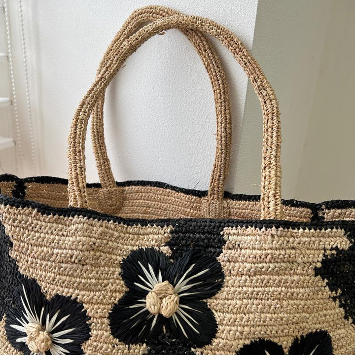 Håndlaget strandveske med blomsterdesign Skanto