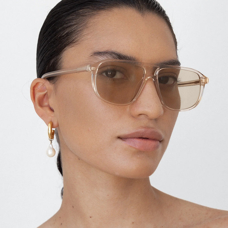 Women's fashionable sunglasses in an elegant square design Skanto