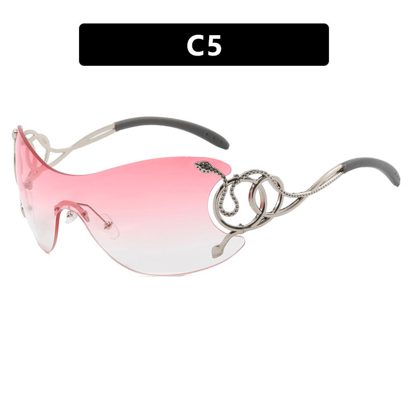 Dame futuristisk solbrille med lekent design Skanto