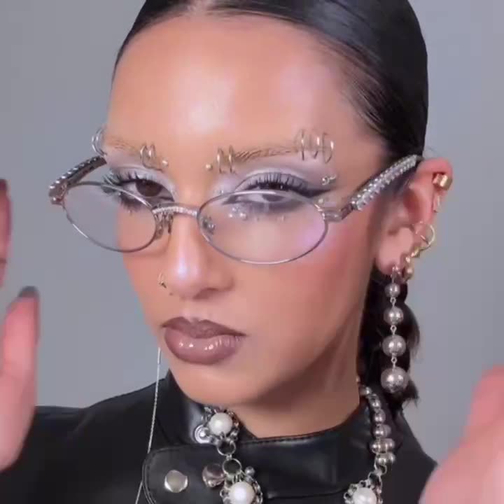 Dame moteriktig solbrille med dekorativ ramme og stilige detaljer Skanto