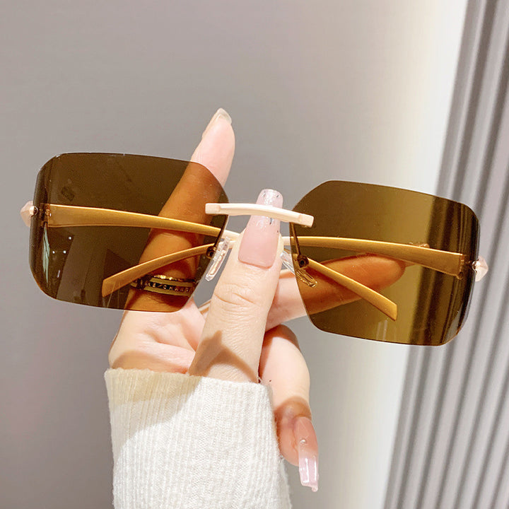 Dame moteriktig kvadratisk solbrille med dekorert metallramme Skanto