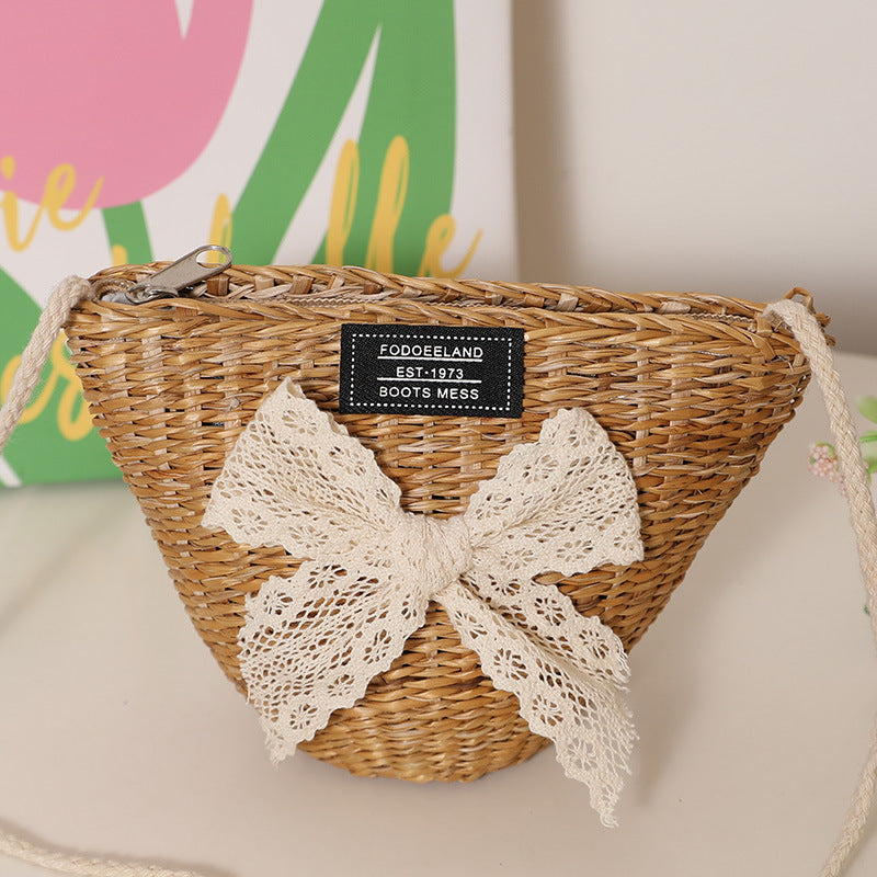 Playful straw shoulder bag with floral accents Skanto